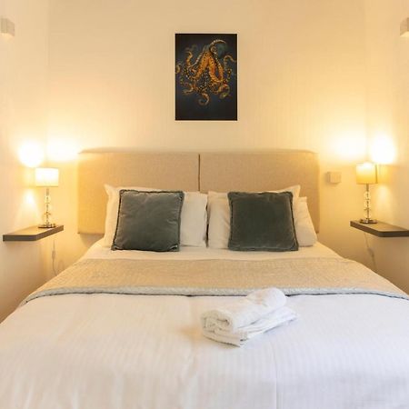 **Sunny And Bright, Thatchers Rock One Bed Beach Front Apartment*** Torquay Extérieur photo