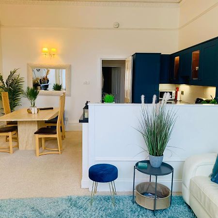 **Sunny And Bright, Thatchers Rock One Bed Beach Front Apartment*** Torquay Extérieur photo