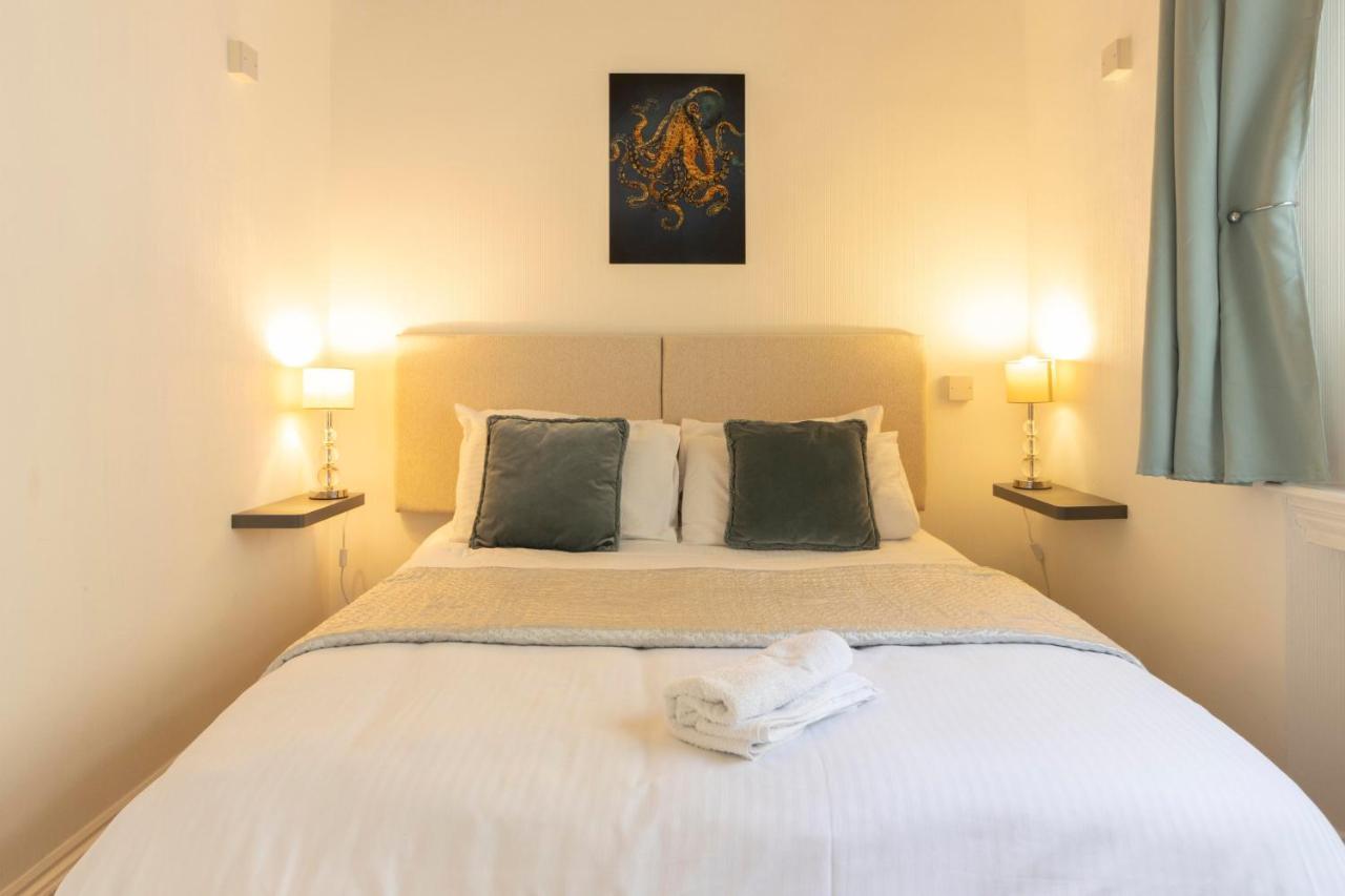 **Sunny And Bright, Thatchers Rock One Bed Beach Front Apartment*** Torquay Extérieur photo