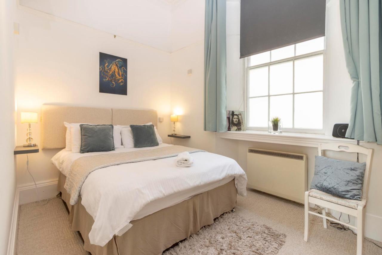 **Sunny And Bright, Thatchers Rock One Bed Beach Front Apartment*** Torquay Extérieur photo