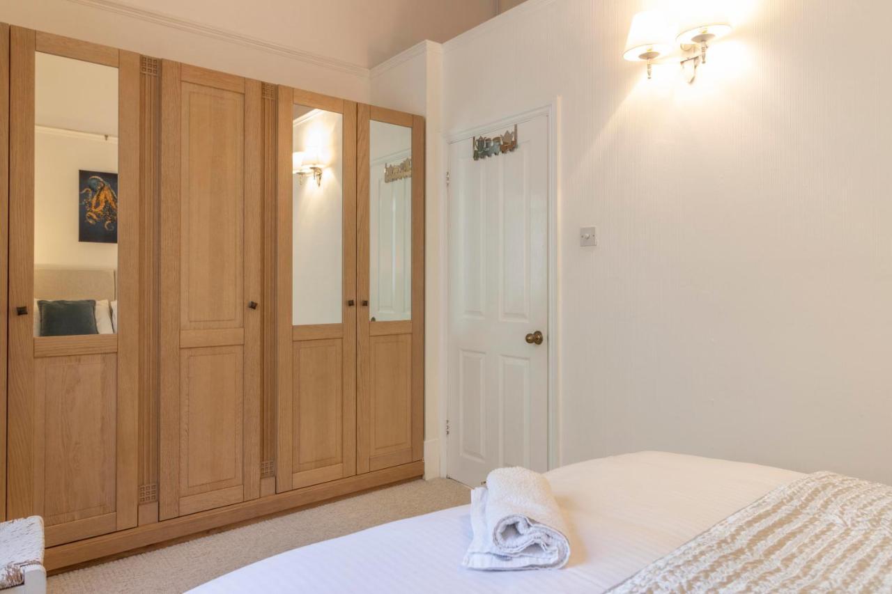 **Sunny And Bright, Thatchers Rock One Bed Beach Front Apartment*** Torquay Extérieur photo