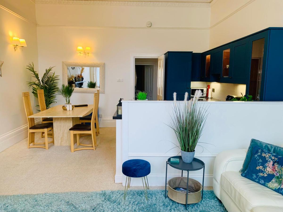 **Sunny And Bright, Thatchers Rock One Bed Beach Front Apartment*** Torquay Extérieur photo