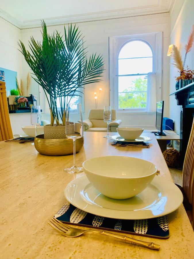 **Sunny And Bright, Thatchers Rock One Bed Beach Front Apartment*** Torquay Extérieur photo