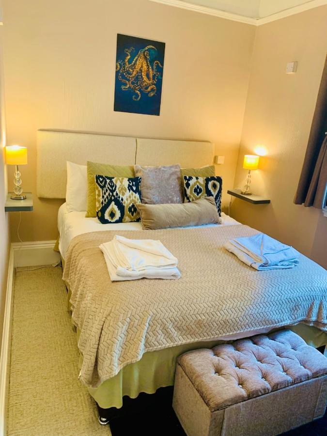 **Sunny And Bright, Thatchers Rock One Bed Beach Front Apartment*** Torquay Extérieur photo