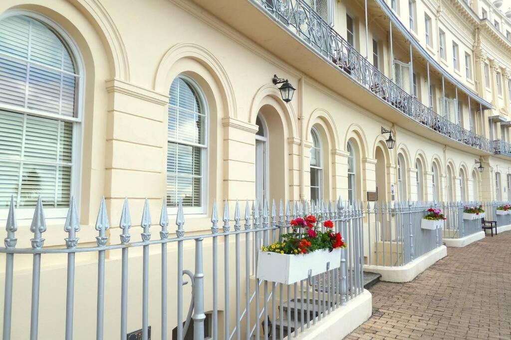 **Sunny And Bright, Thatchers Rock One Bed Beach Front Apartment*** Torquay Extérieur photo