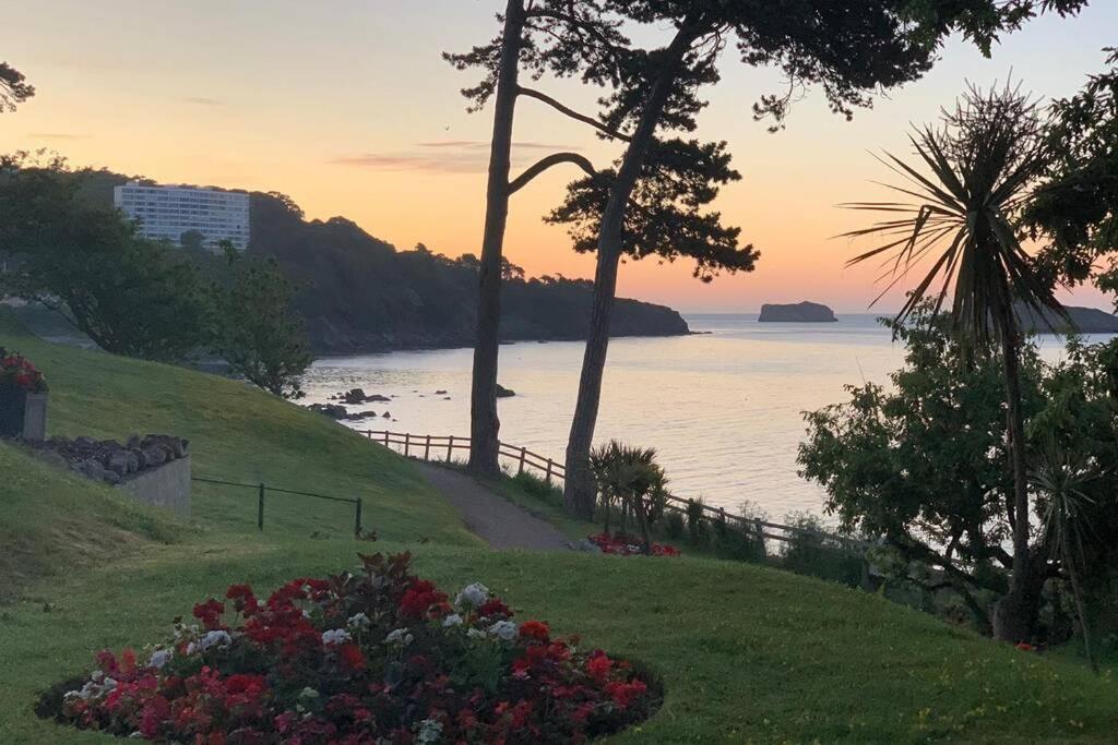 **Sunny And Bright, Thatchers Rock One Bed Beach Front Apartment*** Torquay Extérieur photo