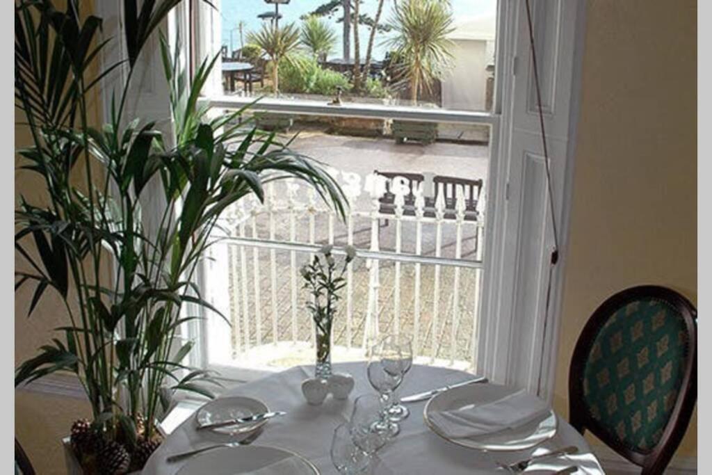 **Sunny And Bright, Thatchers Rock One Bed Beach Front Apartment*** Torquay Extérieur photo