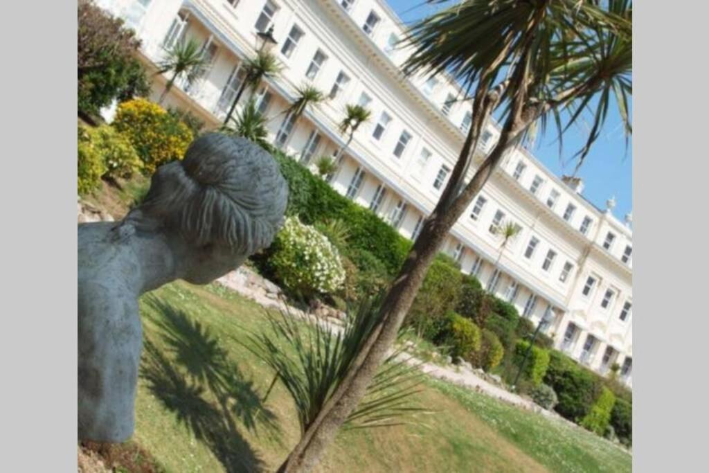 **Sunny And Bright, Thatchers Rock One Bed Beach Front Apartment*** Torquay Extérieur photo